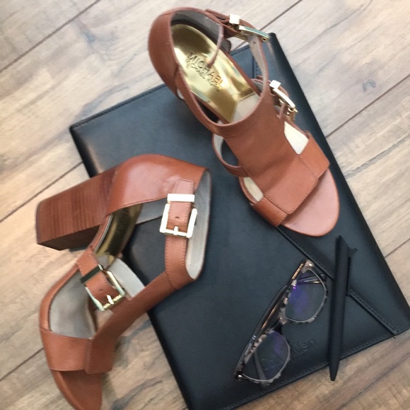 MICHAEL Michael Kors T-Strap - Picture 2 of 8